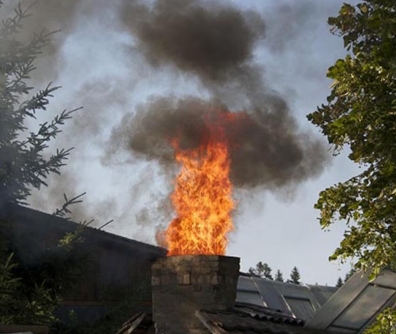 ¿Cada cuánto debo deshollinar mi chimenea? Guía de mantenimiento, normativa RITE y seguros