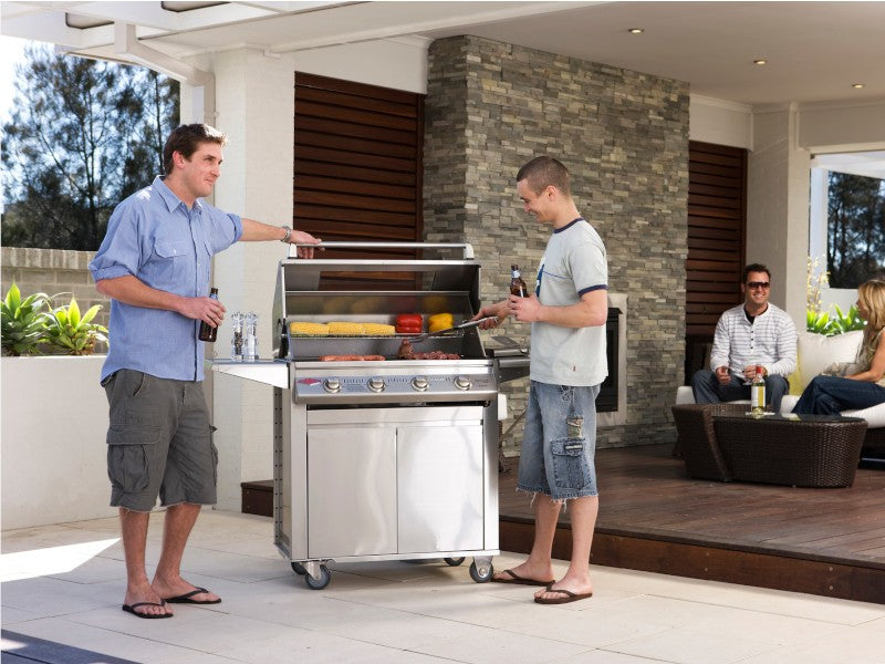 Disfrutando miestras se prepara la comida sin humos en mi Barbacoa de Gas SIGNATURE PREMIUM 5B BEEFEATER