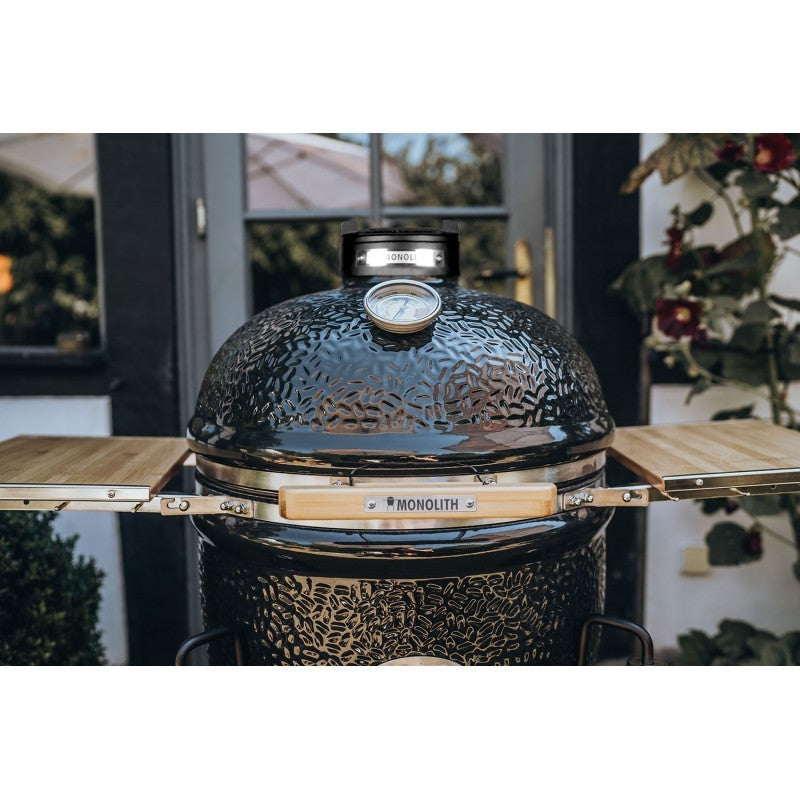 Kamado LeChef Pro 2.0 con carro de Monolith uso frente