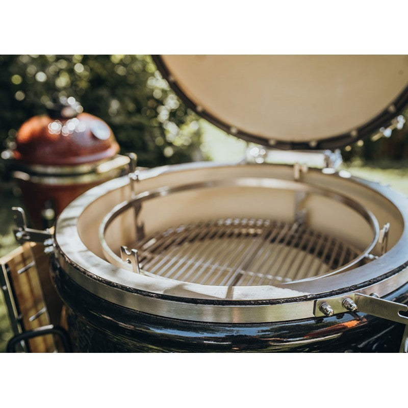 Kamado Guru LeChef Pro 2.0 con pies de Monolith tapa abierta
