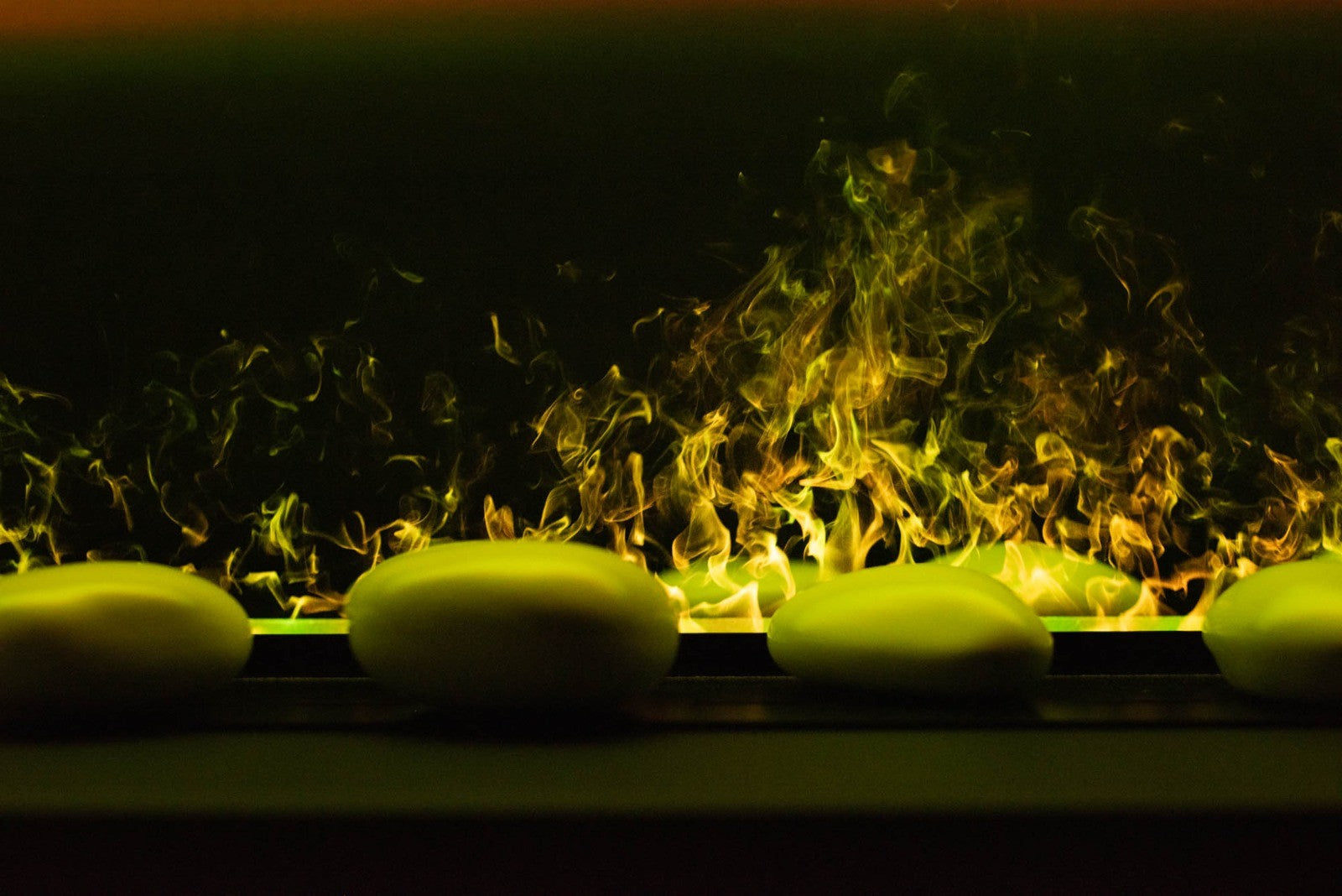 Detalle fuego vapor de agua Kalcifer 60 cm amarillo