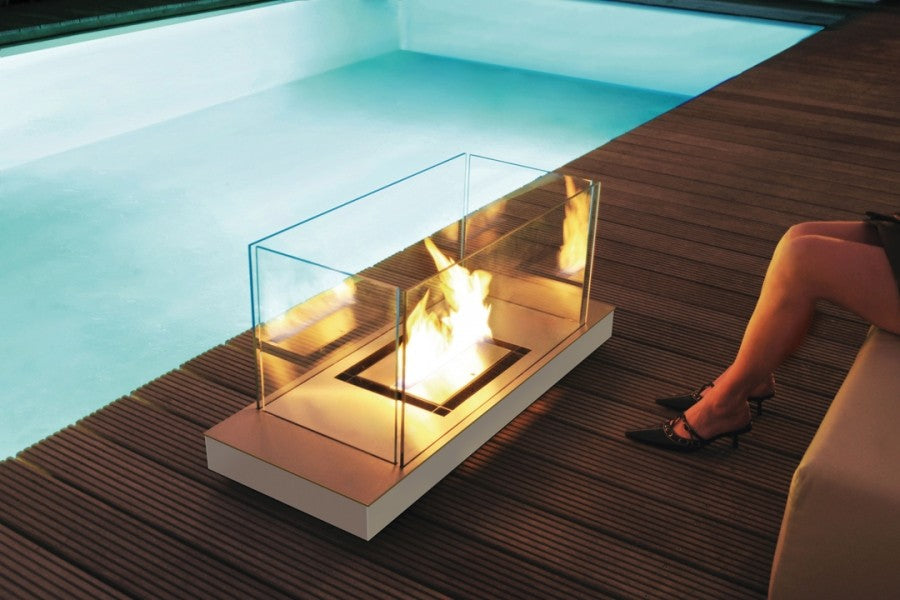 Lámpara de mesa UNI FLAME RADIUS de Radius Design con acabado en negro y forma redonda, sobre una superficie de madera.