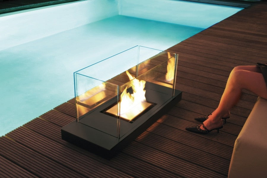 Radio de fuego UNI FLAME RADIUS de Radius Design, con estructura de acero y acabado en negro, ideal para decoración moderna.