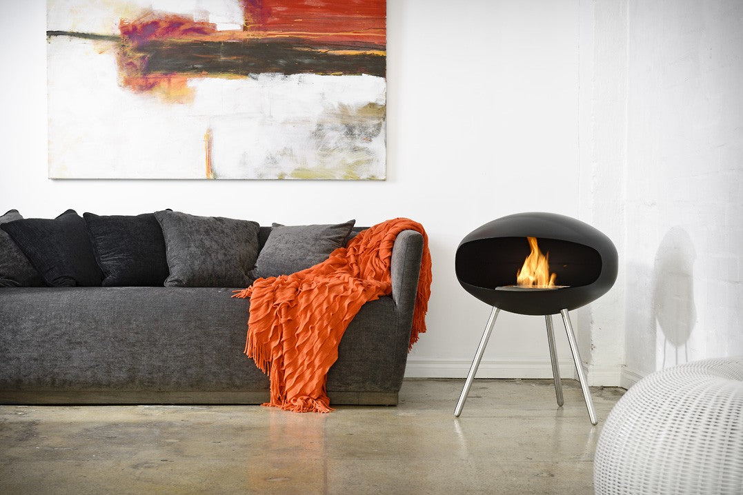 Cojín TERRA NEGRO COCOON de color negro con textura suave, ideal para decoración y comodidad en el hogar.