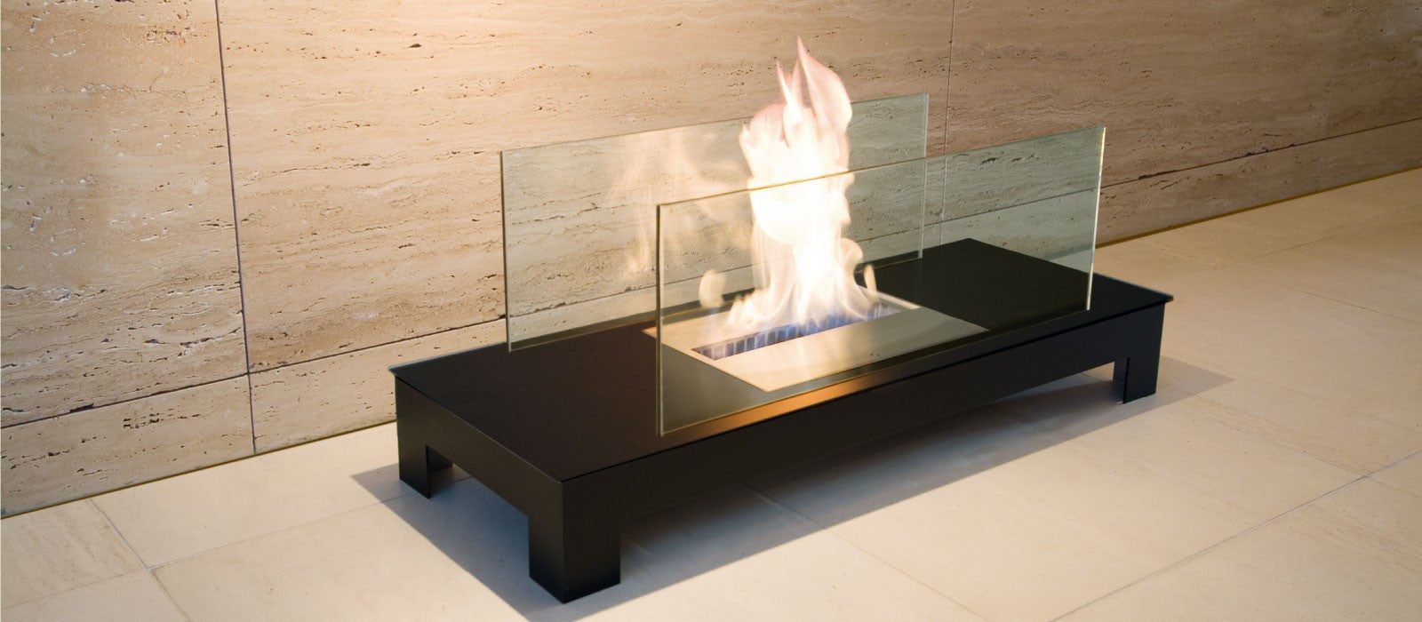Imagen de la estufa de suelo Flame Radius de Radius Design, con diseño moderno y estructura de metal en color negro.