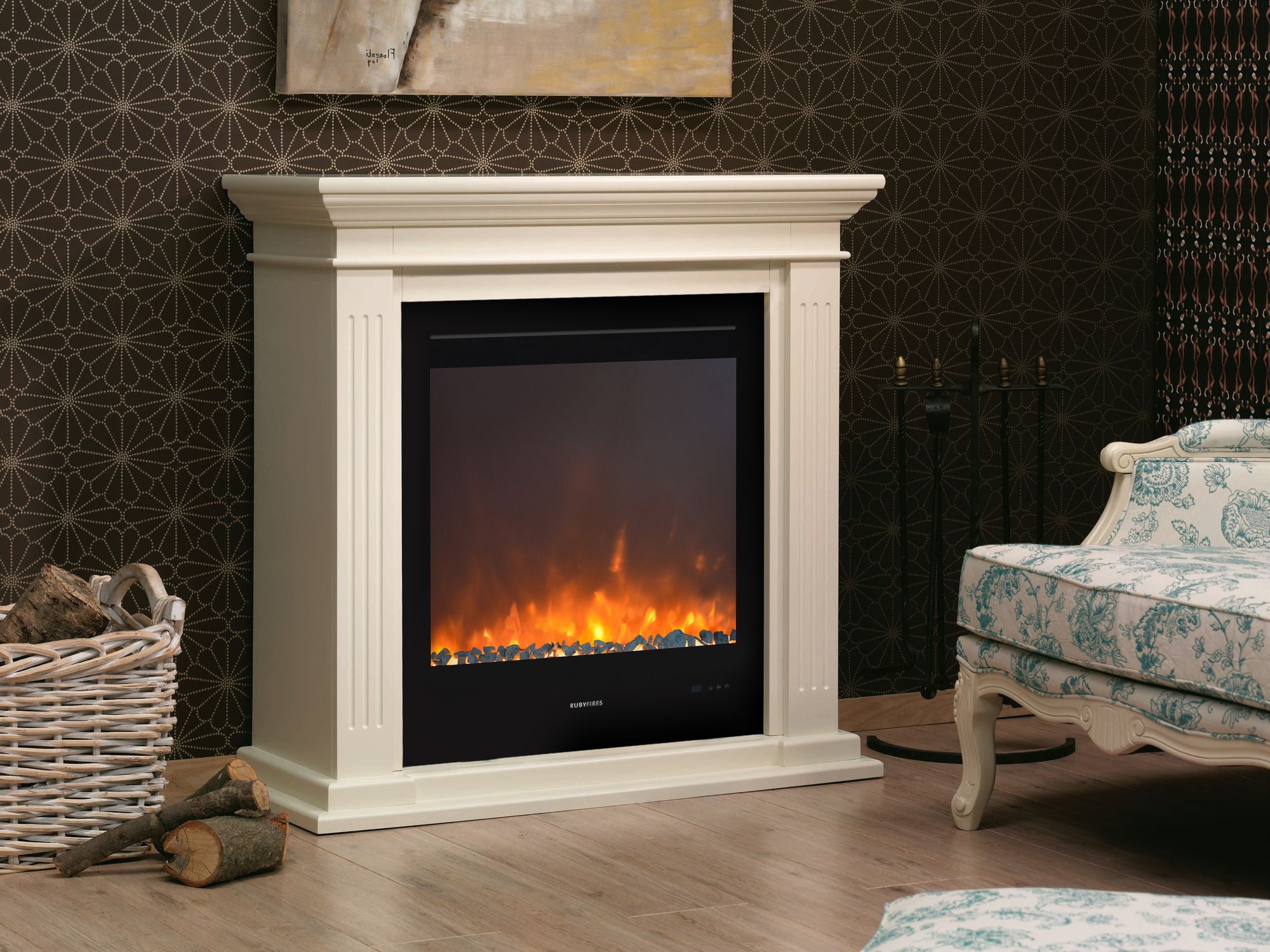 Estufa eléctrica CADIZ RUBY FIRES XARALYN con diseño moderno y acabado en color rubí, ideal para ambientes cálidos y elegantes.