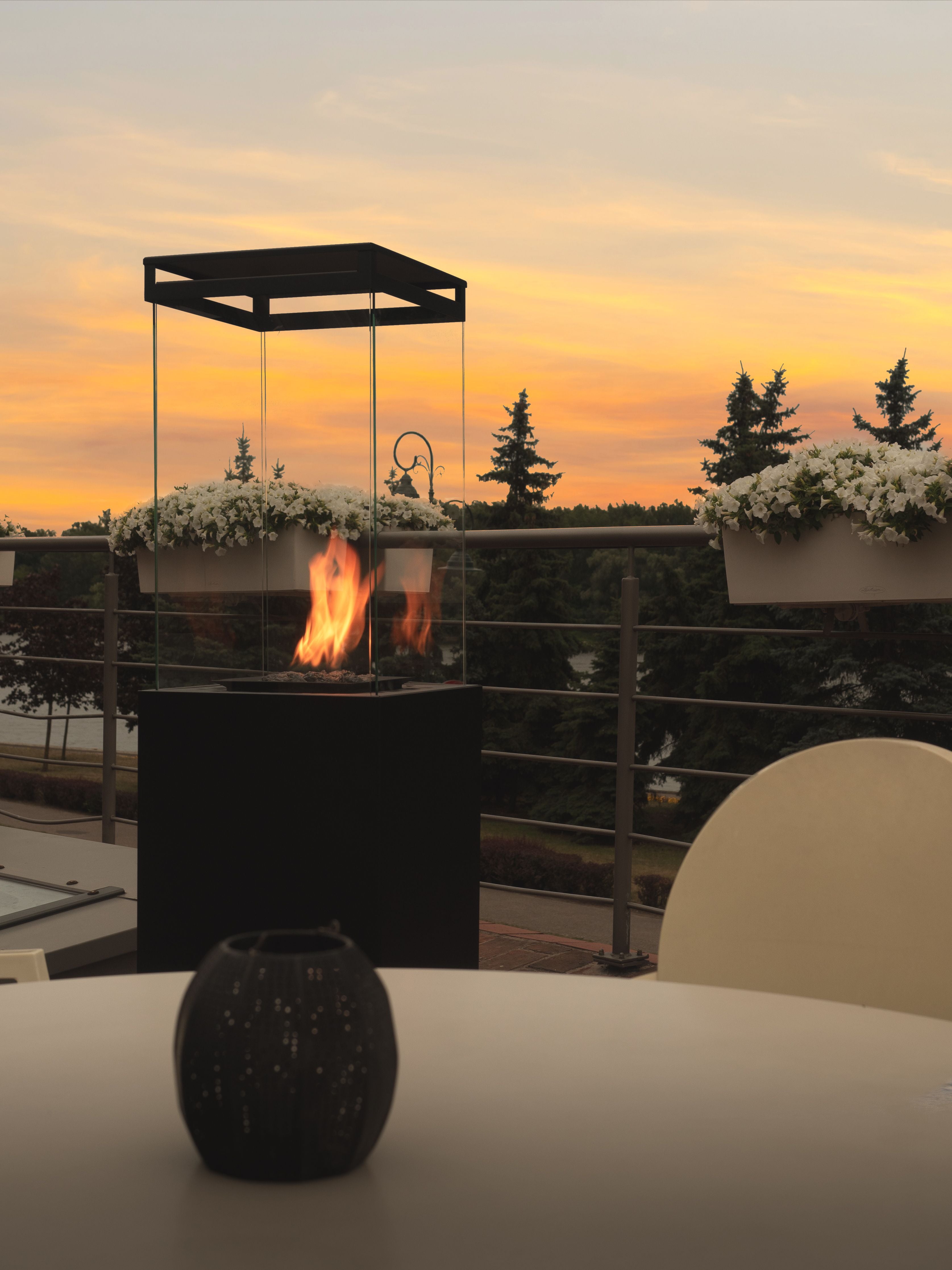 Puesta de sol con estufa de gas exterior lighthouse de planika