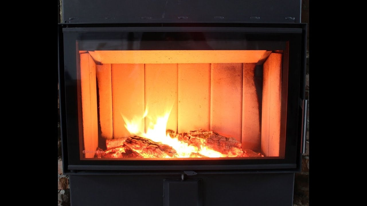 Chimenea de leña en funcionamiento 