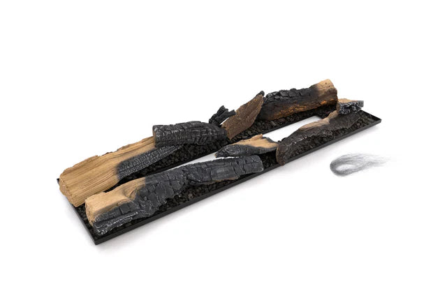 Detalle de la textura y acabado carbonizado de los leños cerámicos originales de Planika
