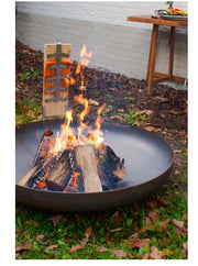 Cocinando salmón al fuego con la tabla de ahumar BonFeu en una chimenea de jardín