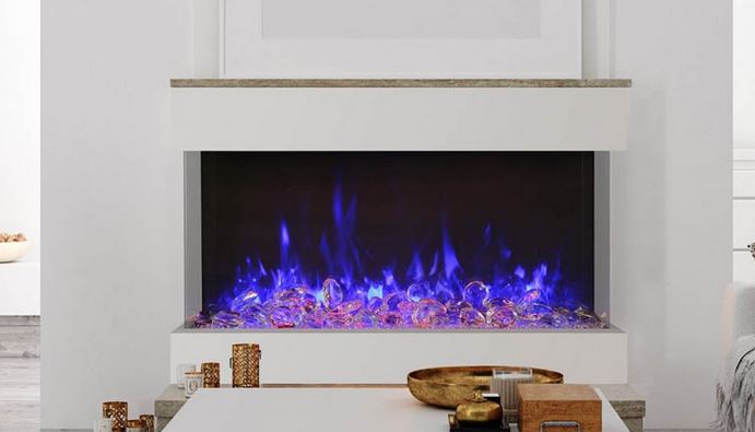 Chimenea panorámica Amantii TRU View XL XT con efecto de llama azul eléctrica y cristales decorativos.