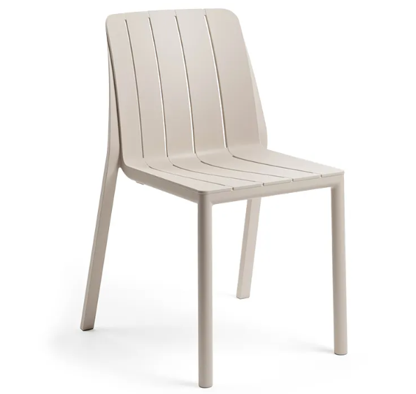 Silla para exterior Nardi Tiberina Bistrot en color gesso, diseño sin brazos con respaldo de listones verticales