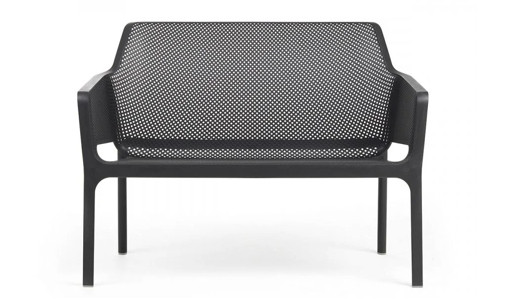 Banco modular Net Bench de Nardi en acabado antracita, diseño moderno calado para hostelería y hogar.