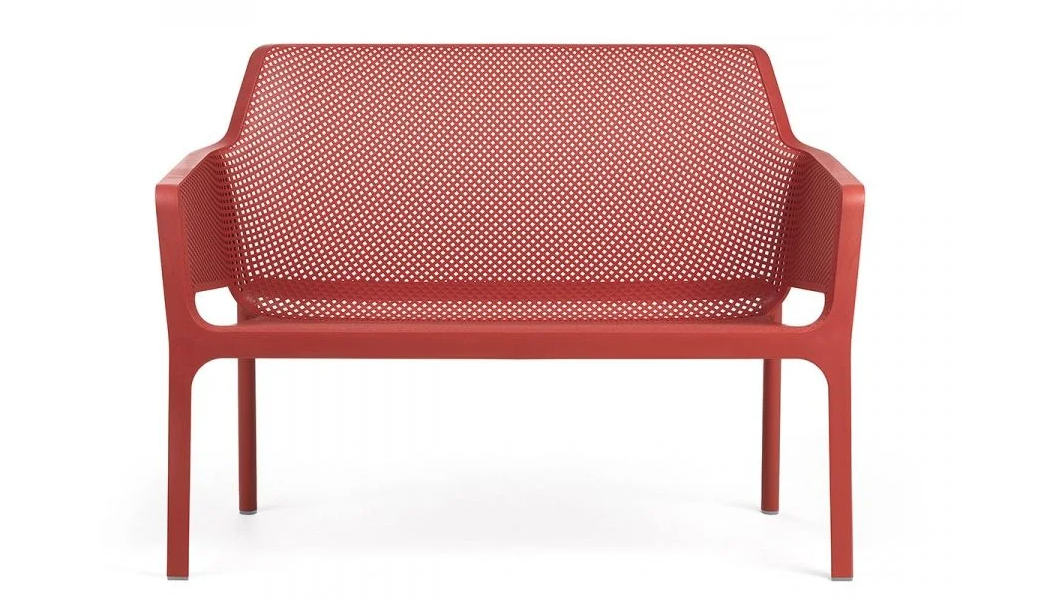 Banco Nardi Net Bench en color Coral, diseño italiano ergonómico y resistente para zonas de exterior y piscina.