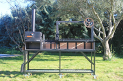 Barbacoa argentina Kandinsky de Wagner Grills con horno de leña integrado, sistema de elevación por manivela y estructura profesional de acero.