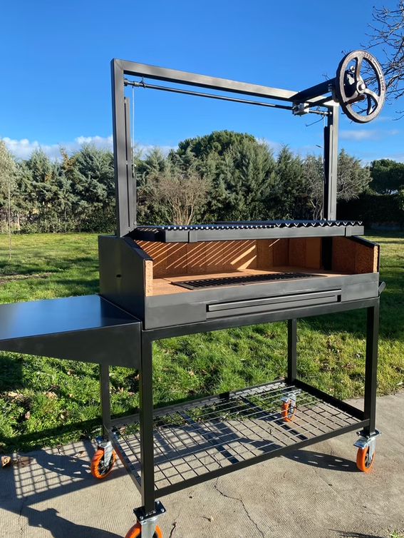 Barbacoa argentina profesional Klimt de Wagner Grills con sistema de elevación por manivela y diseño robusto para asados de alta gama