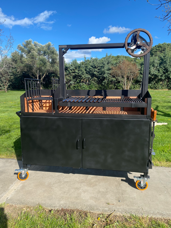 Barbacoa argentina Tobi Premium de Wagner Grills con mueble cerrado de doble puerta, sistema de manivela y diseño profesional en acero