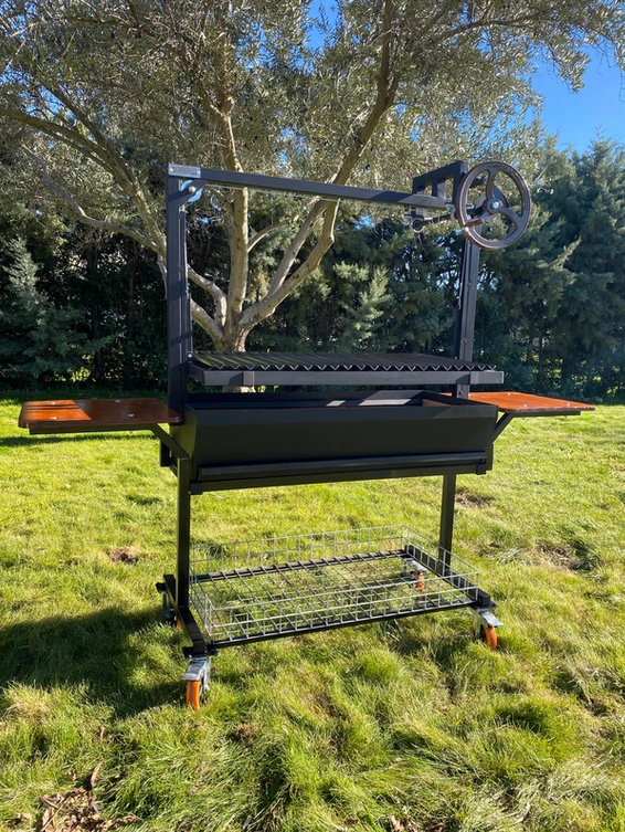 Barbacoa de exterior Dalí de Wagner Grills, ideal para asados tradicionales argentinos, con gran capacidad de carga y estante inferior para leña