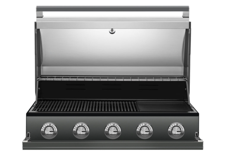 Barbacoa profesional BeefEater serie 1700 de 5 quemadores abierta, lista para integración en cocina de exterior.