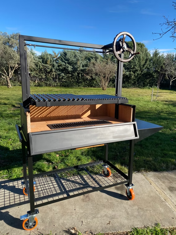 Barbacoa Velázquez con bandeja lateral desmontable y estructura robusta de 172 cm de altura para asados profesionales.