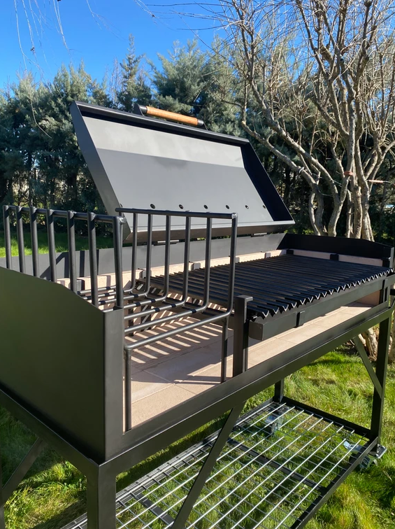 Perspectiva de la barbacoa de leña CHE de Wagner Grills, ideal para jardines y terrazas que requieren equipo de alta gama