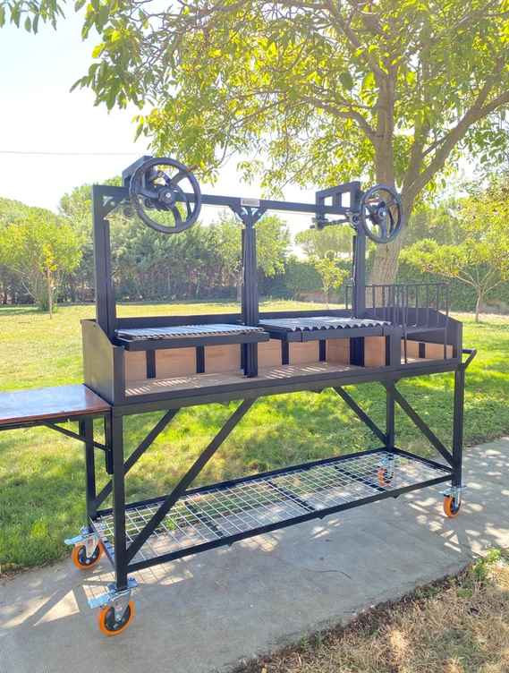 Barbacoa de leña de gran formato Sorolla, fabricada en acero de alto carbono con estante inferior y ruedas industriales
