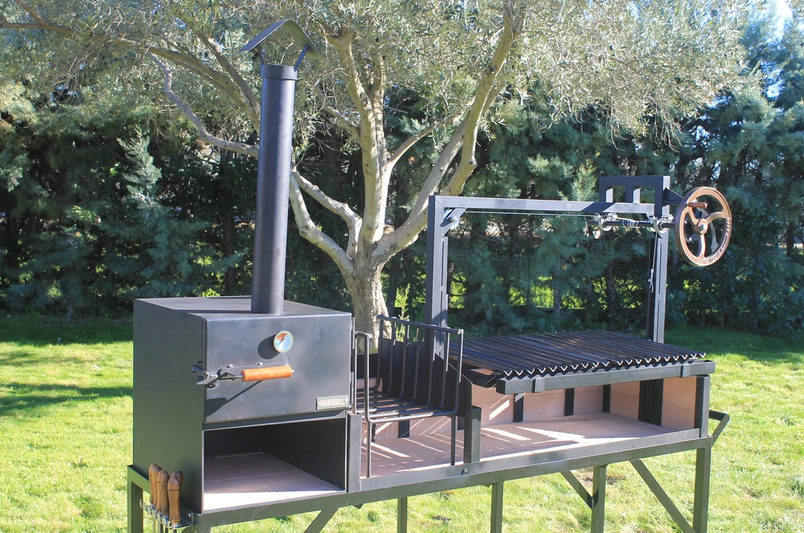 Barbacoa de leña premium Kandinsky, destacando el brasero central y el compartimento de horno para asados complejos y pizzas
