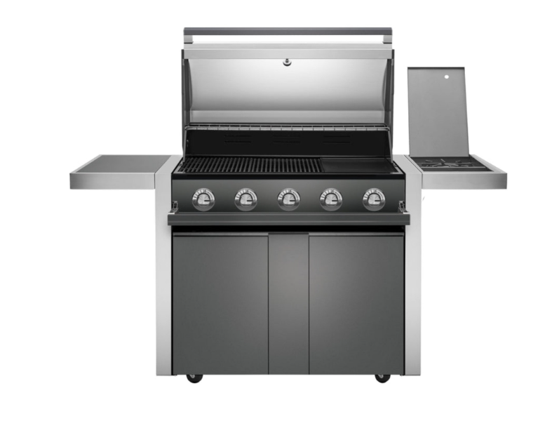 Barbacoa móvil BeefEater Discovery 1700 con estantes laterales extendidos y ventana de visualización integrada en la tapa.