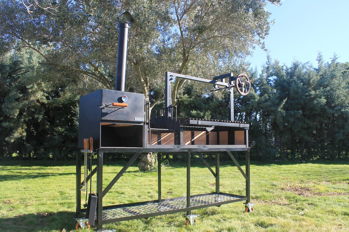Vista frontal de la barbacoa multifunción Kandinsky, combinando la tradición de la parrilla argentina con la versatilidad de un horno de leña