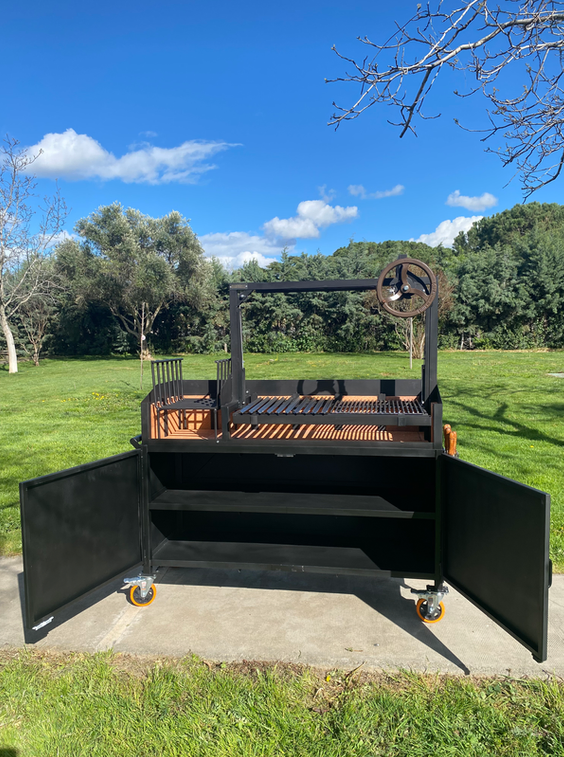 Barbacoa Tobi Premium mostrando el amplio compartimento inferior cerrado para almacenamiento seco de leña y accesorios de parrilla