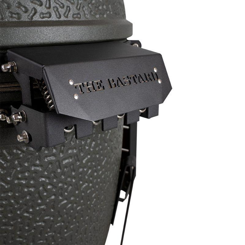 Sistema de bisagra de alta resistencia y detalle del acabado cerámico mate de The Bastard VX.