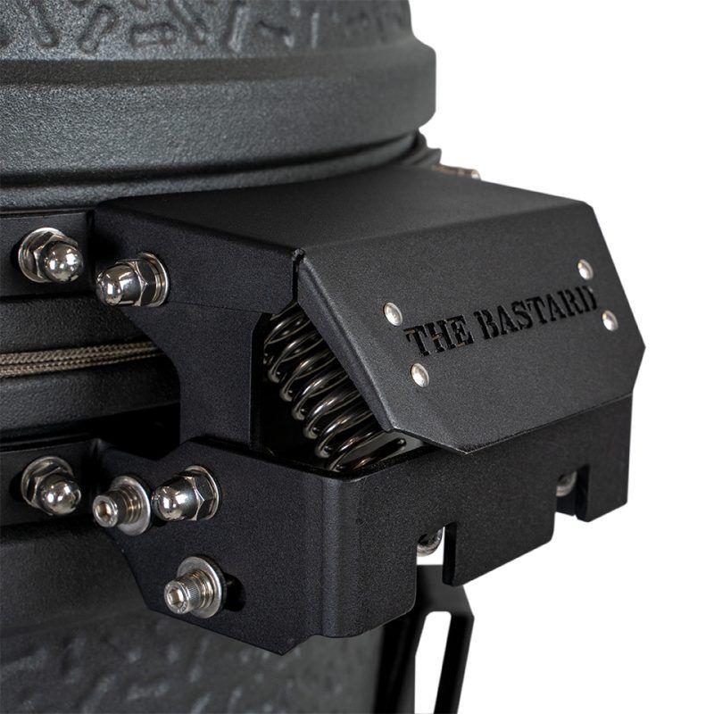 Detalle de la bisagra de alta resistencia rediseñada para la serie VX que facilita el manejo de la cúpula