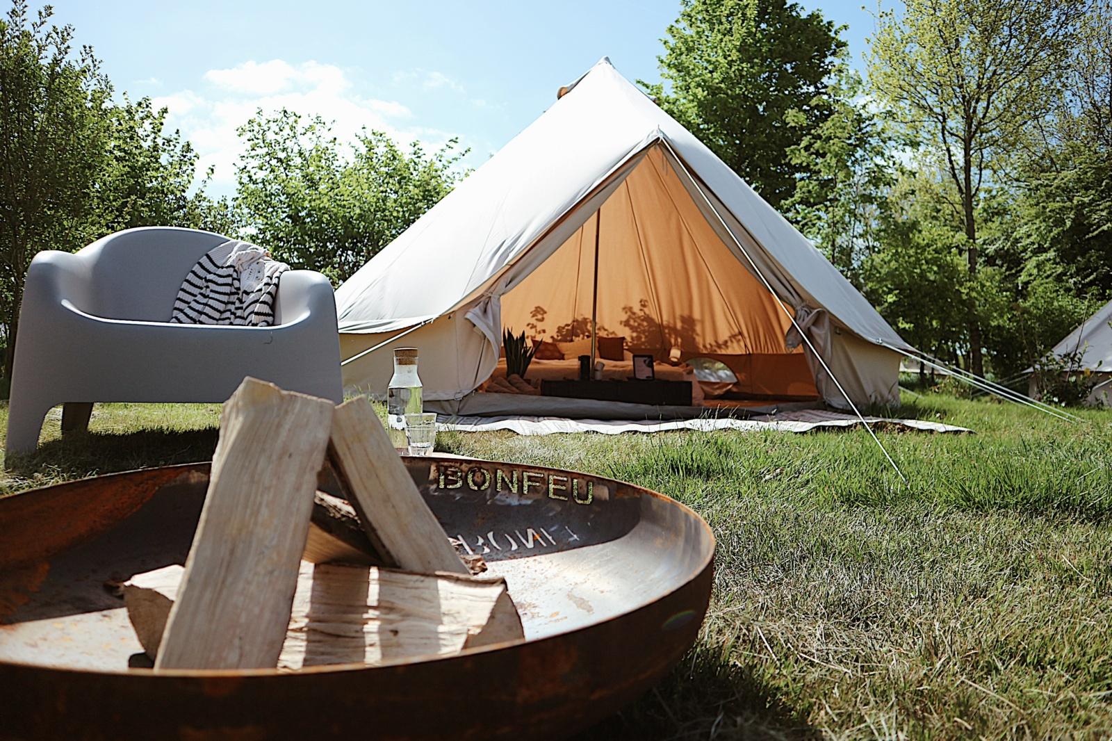 Brasero BonBowl en un entorno de acampada de lujo o glamping con tienda tipi.
