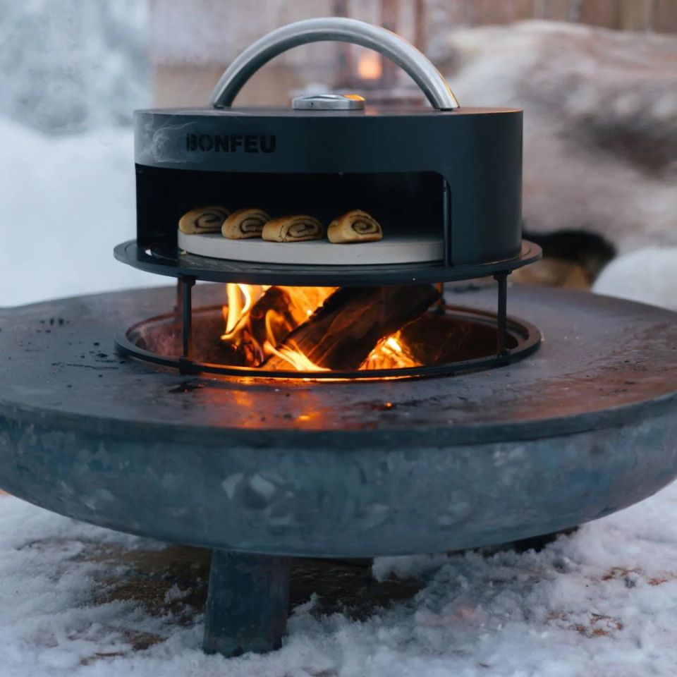 Brasero de diseño industrial BonFeu BonBowl Plus configurado con horno de pizza.