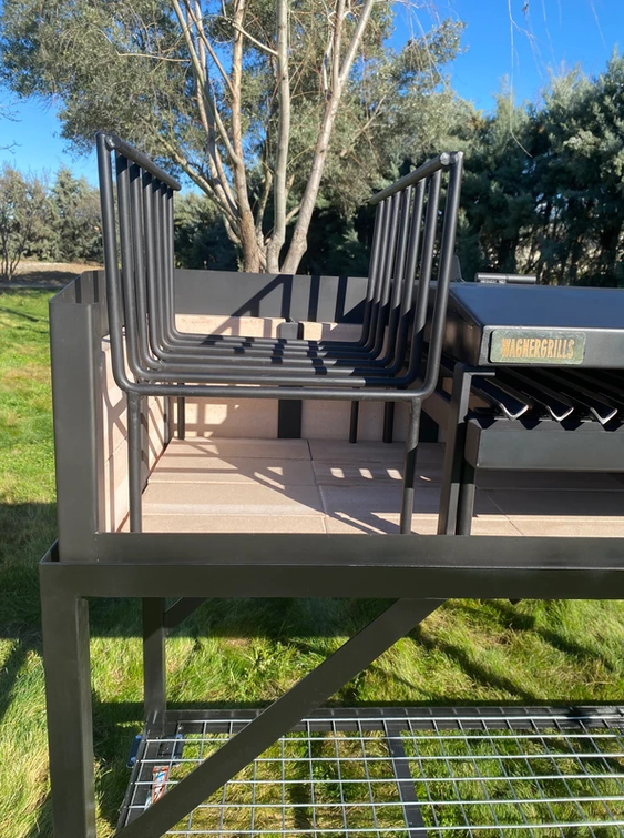 Detalle del brasero lateral (uruguayo) de la barbacoa CHE para la creación y distribución continua de brasa caliente