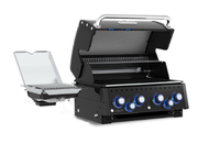 Barbacoa de gas empotrable Broil King Baron 490 IR Shadow BI con tapa abierta y quemador lateral infrarrojo desplegado.
