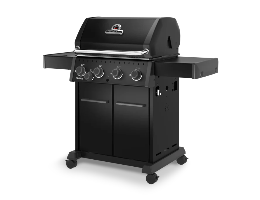 Vista en ángulo de la barbacoa Broil King Crown 440 Shadow mostrando el diseño robusto y mandos de control