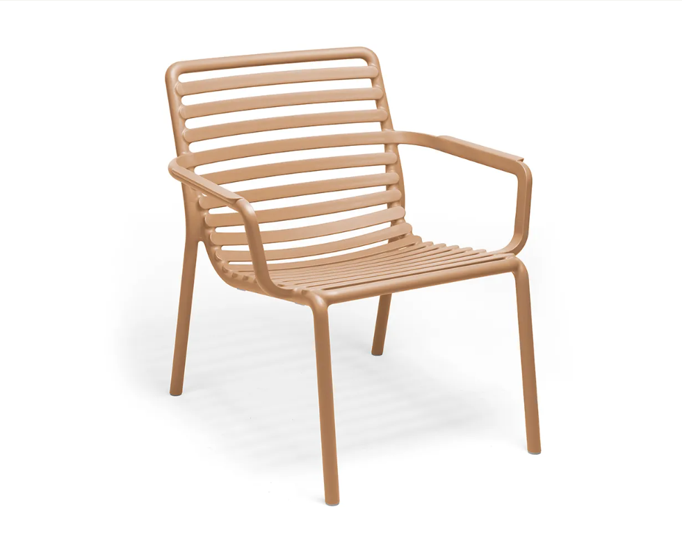 Butaca de exterior Nardi Doga Relax color gesso con acabado mate texturizado y diseño contemporáneo