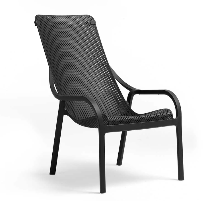 Butaca de diseño italiano Nardi Net Lounge color antracita para ambientes de exterior contemporáneos