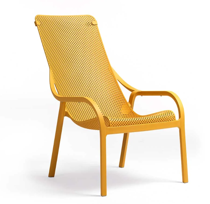 Butaca ergonómica Nardi Net Lounge color mostaza, fabricada en resina de fibra de vidrio tratada contra rayos UV