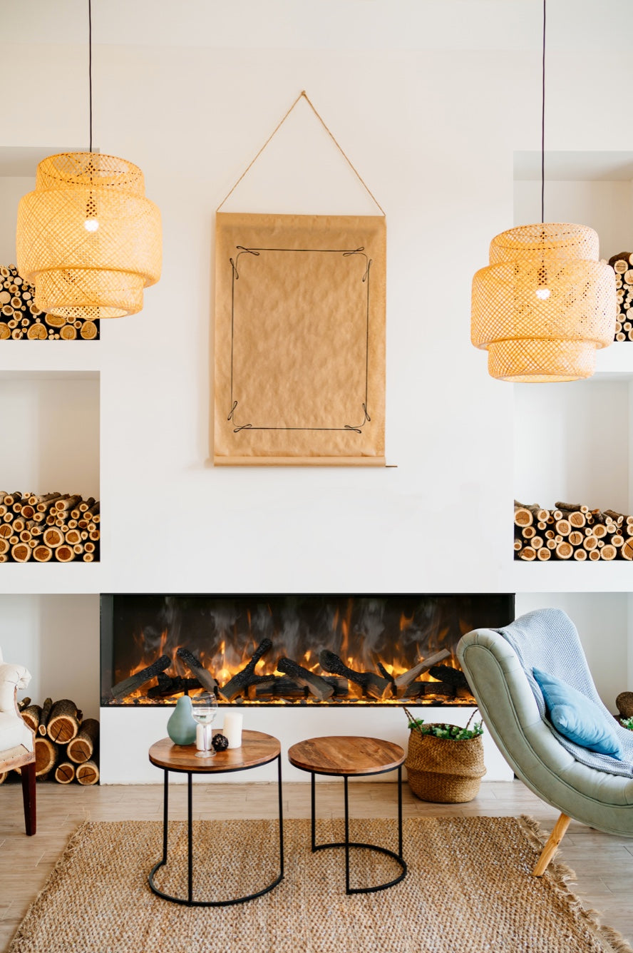 Chimenea eléctrica panorámica Amantii Tru-View Signature en salón de estilo nórdico con decoración natural.