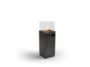 Chimenea de bioetanol Oia de Planika en acabado negro con vetas estilo mármol.