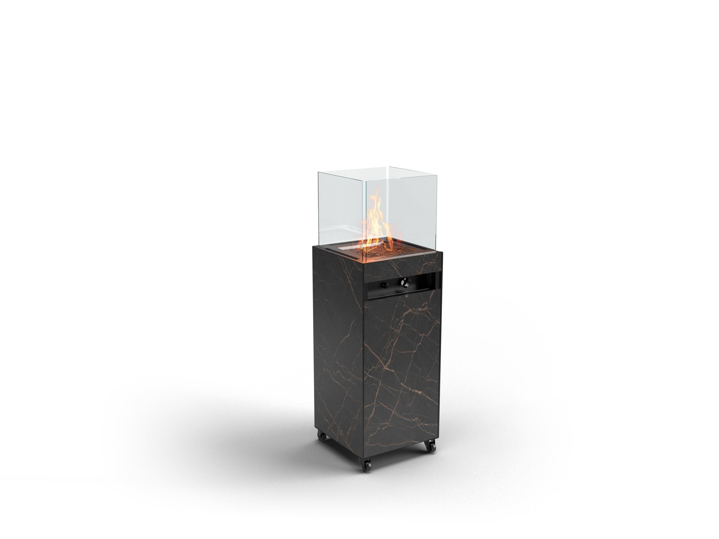 Chimenea de bioetanol Oia de Planika en acabado negro con vetas estilo mármol.