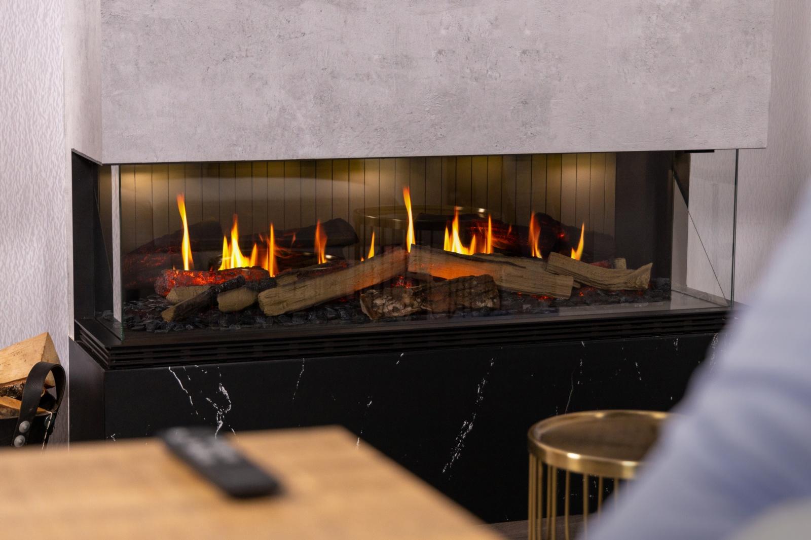 Chimenea Holo Vista integrada en mueble de diseño negro en salón contemporáneo