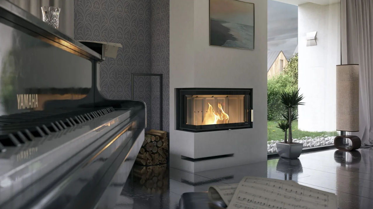 Hogar de leña Defro Home Intra ME instalado en un salón de lujo junto a un piano, destacando su cristal lateral sin marcos y visión panorámica