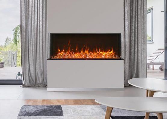 Formato extra alto (XT) de la chimenea Amantii TRU View XL integrada en pared blanca de salón minimalista.