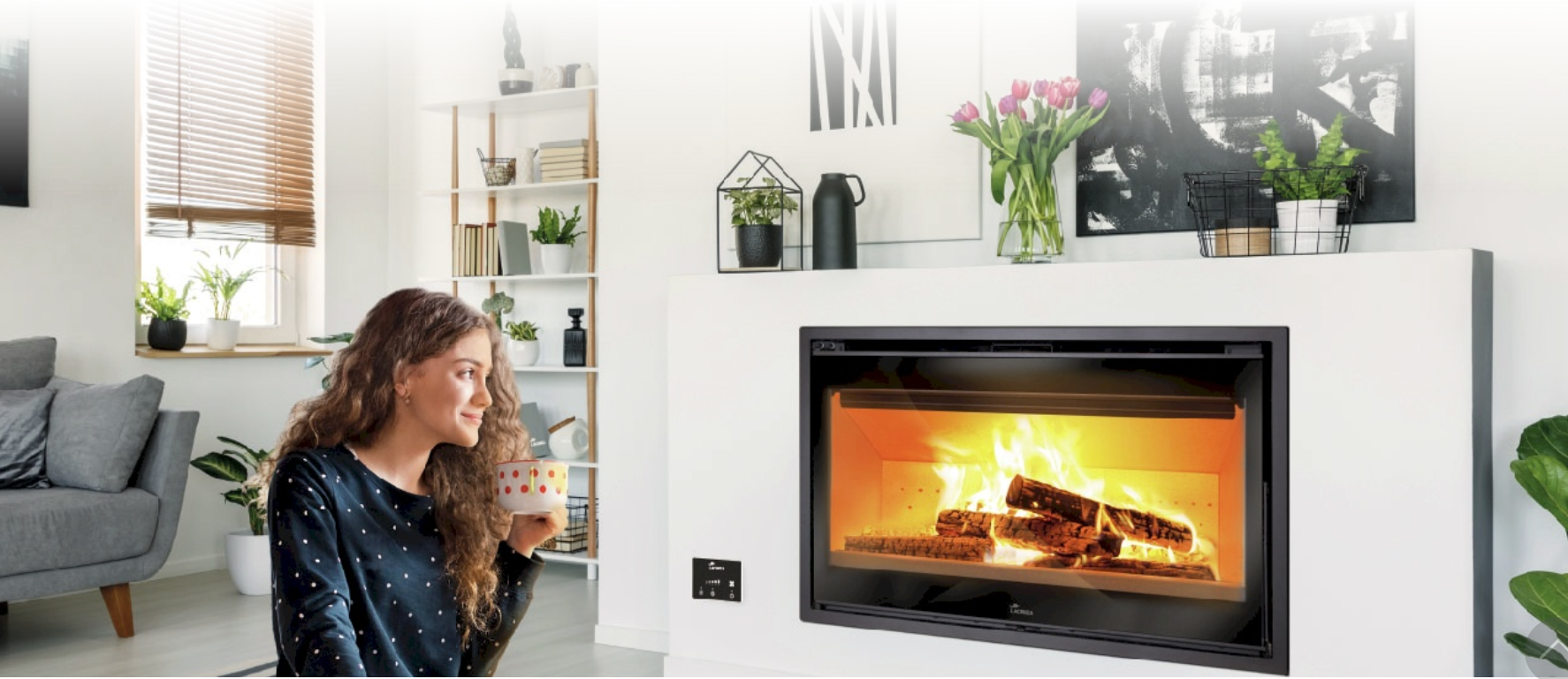 Salón moderno y luminoso con una chimenea de leña Lacunza Loire integrada en pared blanca