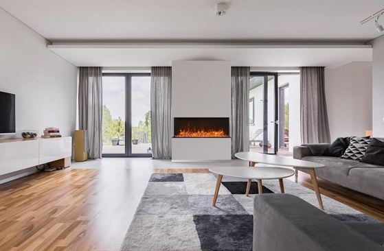 Salón de lujo con chimenea de 3 lados Amantii TRU View XL XT entre grandes ventanales