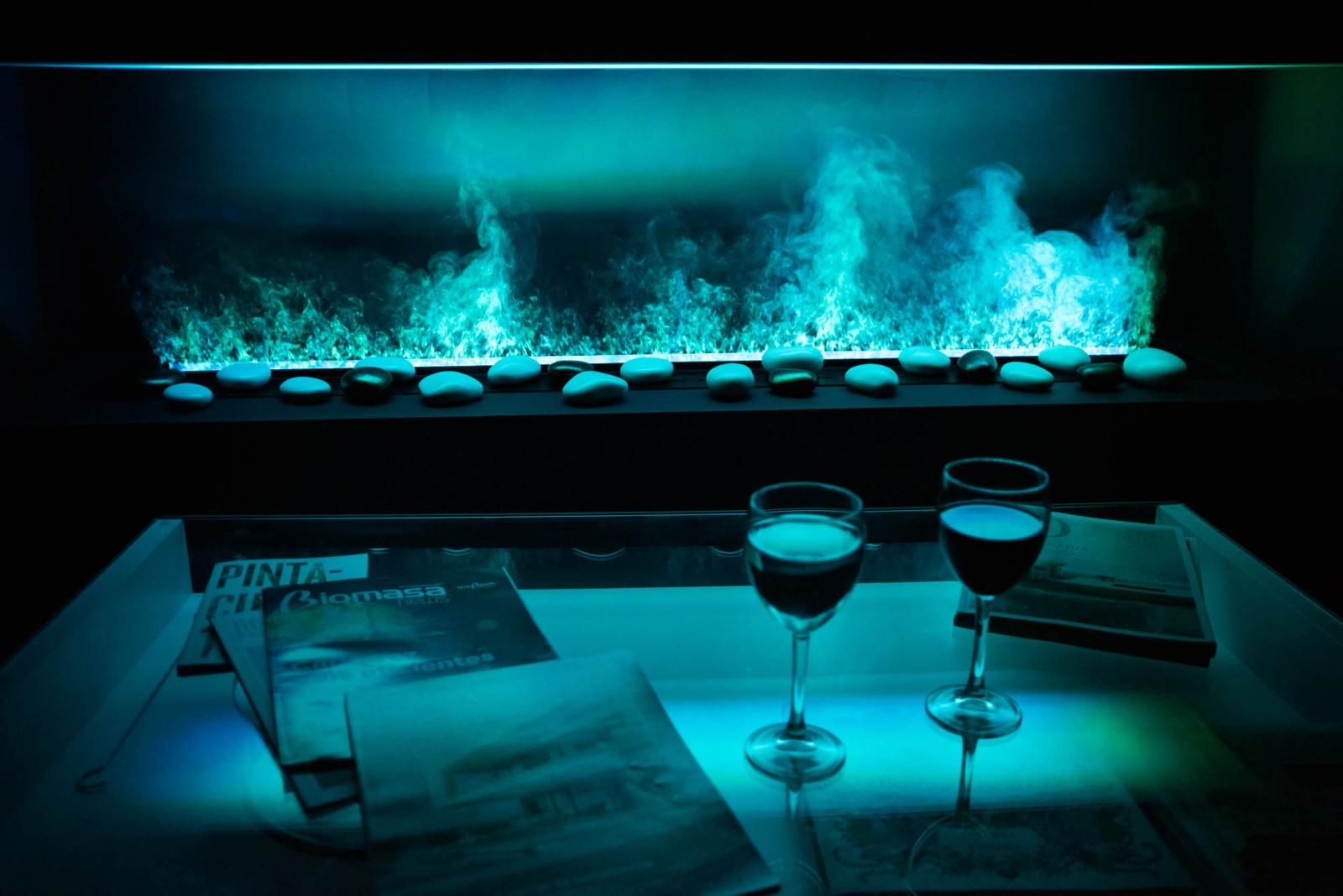 Efecto de fuego azul moderno con tecnología de vapor de agua Kalcifer.