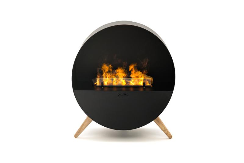 Chimenea de vapor de agua Planika Misty con cuerpo circular negro y patas de madera